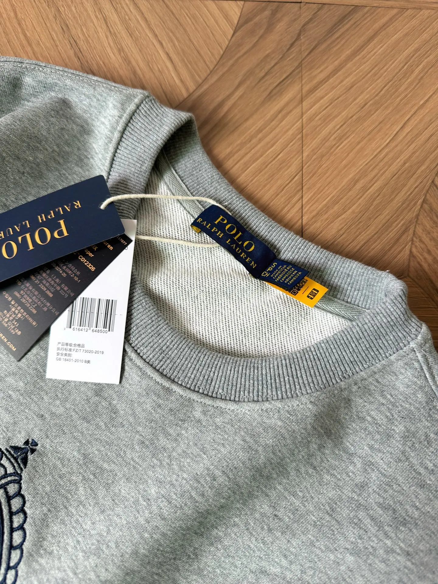 P220 Style No.: RL018] RalphLauren/Ralph Lauren 2025 new autumn and winter terry sweatshirt with medallion pattern embroidered logo Ralph Lauren age-reducing item, the coat fabric is made of 60% cotton➕40% polyester, which not only retains the softness, comfort and breathability of cotton, but also adds the wear resistance and wrinkle resistance of polyester fiber, making the clothes more durable and easy to care for. Even in slightly cooler weather, you won't feel stuffy when wearing it. This kind of fabric has a natural crisp feel and is not easy to pill or deform. The large logo embroidery on the chest is full of color, full of three-dimensionality, and lifelike, adding a bit of liveliness and interest to the entire sweatshirt. There is no pressure to dress, regardless of age or gender. Complete accessories! Color: Gray Size: S-xL S Shoulder width 53 Bust 110 Length 67 Sleeve length 58 M Shoulder width 54 Bust 114 Length 69 Sleeve length 59 L Shoulder width 55 Bust 118 Length 71 Sleeve length 60 xL Shoulder width 56 Bust 122 Length 73 Sleeve length 61